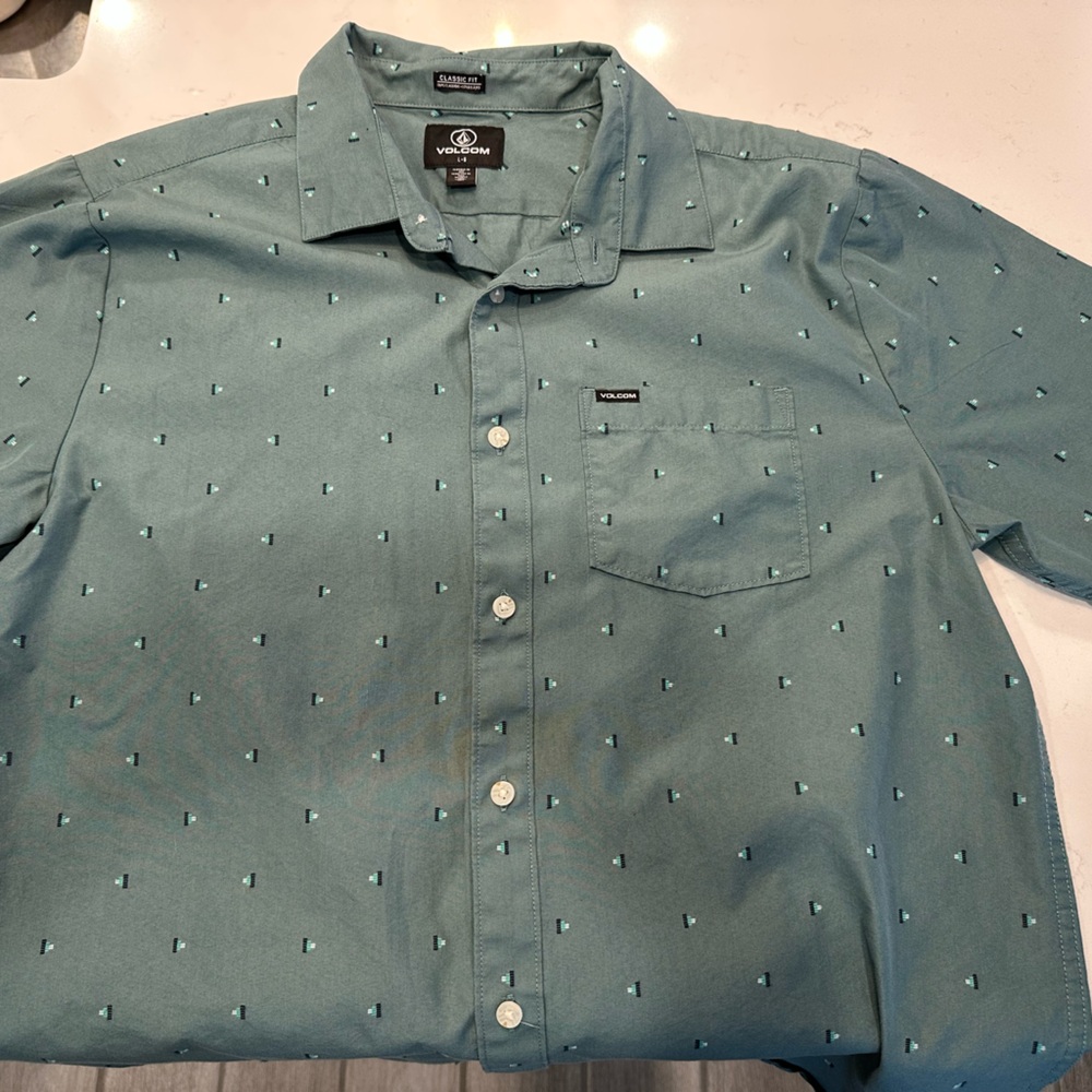 Men’s Classic Fit Blue-Green Volcom Oxford Button-Down Shirt, Size L.